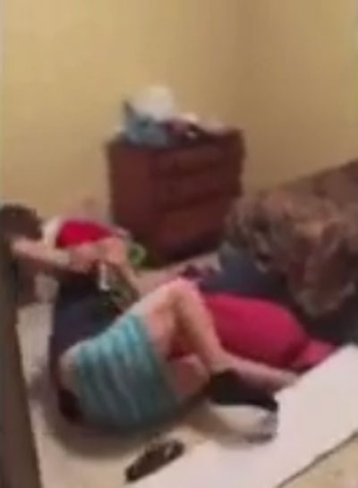 زوج يلقن عشيق زوجته درسا بعد ضبطه معها في السرير.. فيديو صورة رقم 6