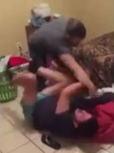 زوج يلقن عشيق زوجته درسا بعد ضبطه معها في السرير.. فيديو صورة رقم 8