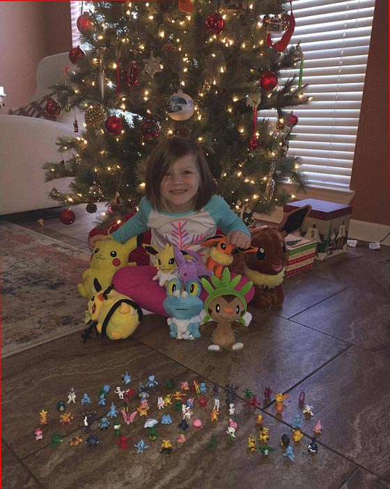 طفلة تفتح هاتف أمها المغلق بالبصمة وتشتري مجموعة لعب بوكيمون! صورة رقم 3