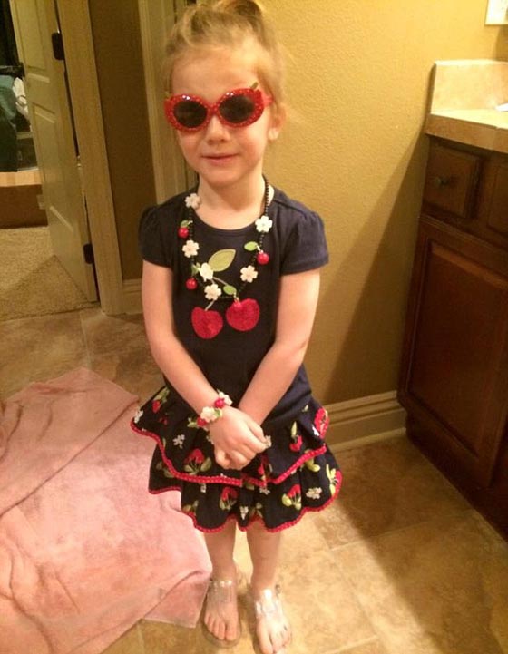 طفلة تفتح هاتف أمها المغلق بالبصمة وتشتري مجموعة لعب بوكيمون! صورة رقم 4