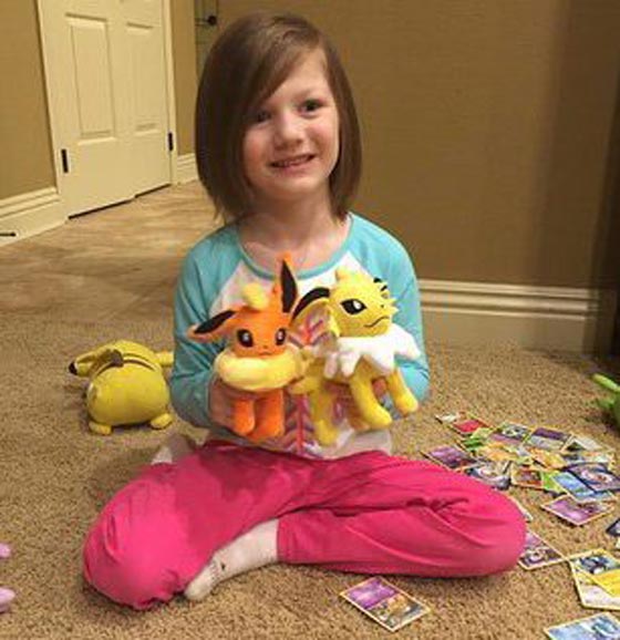 طفلة تفتح هاتف أمها المغلق بالبصمة وتشتري مجموعة لعب بوكيمون! صورة رقم 5
