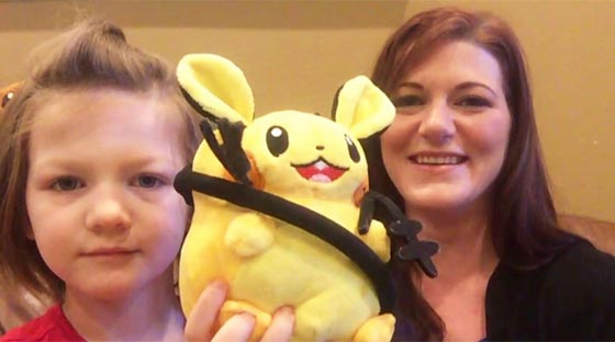 طفلة تفتح هاتف أمها المغلق بالبصمة وتشتري مجموعة لعب بوكيمون! صورة رقم 1