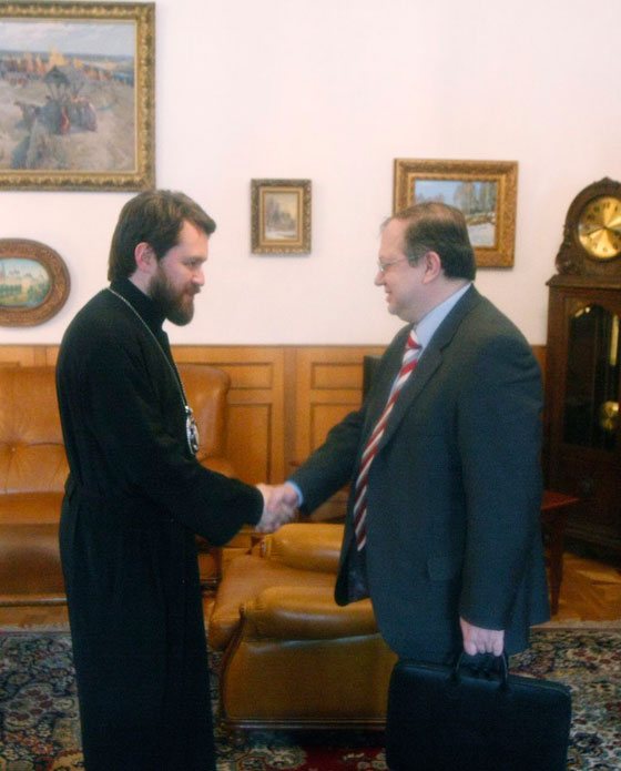 قلق على حياة السفير اليوناني بعد العثور على جثة محروقة داخل سيارة صورة رقم 6