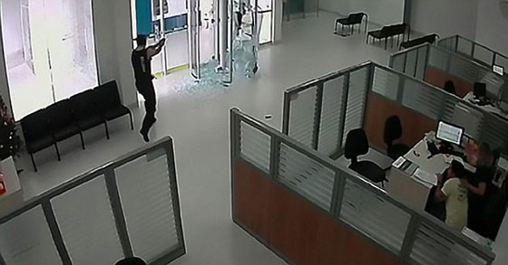 مجنون يحاول اقتحام بنك بمسدس مزيف.. فماذا كانت النتيجة! فيديو صورة رقم 2