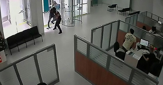 مجنون يحاول اقتحام بنك بمسدس مزيف.. فماذا كانت النتيجة! فيديو صورة رقم 3