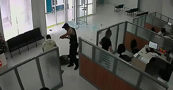 مجنون يحاول اقتحام بنك بمسدس مزيف.. فماذا كانت النتيجة! فيديو صورة رقم 4