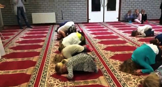 فيديو لأطفال هولنديين يعلمهم شيخ الصلاة يفجر غضبا في اوروبا صورة رقم 4