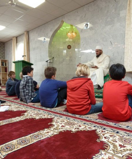 فيديو لأطفال هولنديين يعلمهم شيخ الصلاة يفجر غضبا في اوروبا صورة رقم 3