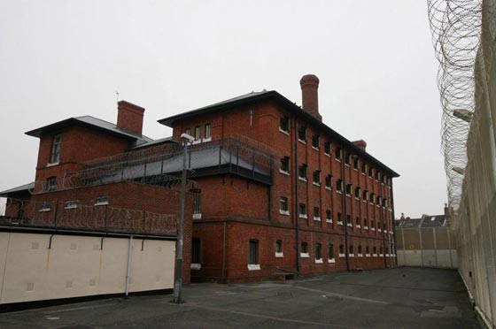 العثور على سجين ميت بعد اقل من عام على مهاجمته مسجدا بلحم الخنزير صورة رقم 5