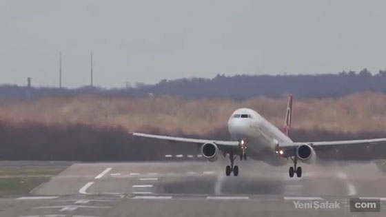  لحظات رعب بعد محاولتي هبوط فاشلتين لطائرة تركية بسبب الرياح صورة رقم 2