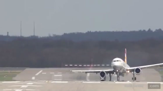  لحظات رعب بعد محاولتي هبوط فاشلتين لطائرة تركية بسبب الرياح صورة رقم 5