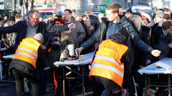  احتفالات حذرة بالعام الجديد وحالة تأهب تحسبا من هجمات محتملة صورة رقم 3