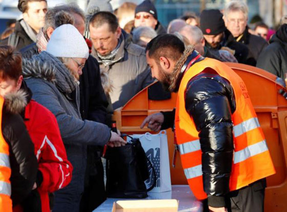  احتفالات حذرة بالعام الجديد وحالة تأهب تحسبا من هجمات محتملة صورة رقم 8
