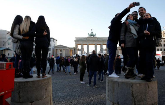  احتفالات حذرة بالعام الجديد وحالة تأهب تحسبا من هجمات محتملة صورة رقم 17