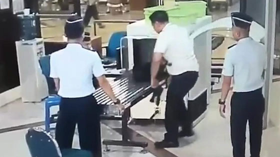  قائد طائرة سكران يثير حالة فزع بين ركاب الطائرة.. فيديو صورة رقم 4