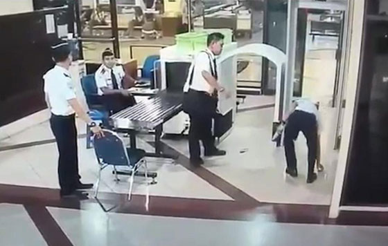  قائد طائرة سكران يثير حالة فزع بين ركاب الطائرة.. فيديو صورة رقم 5