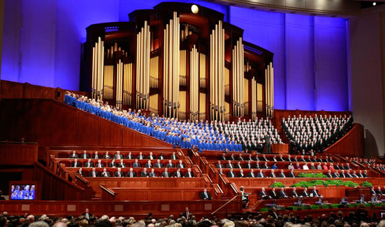  الاستقالة من الجوقة افضل من الغناء لترامب صورة رقم 4