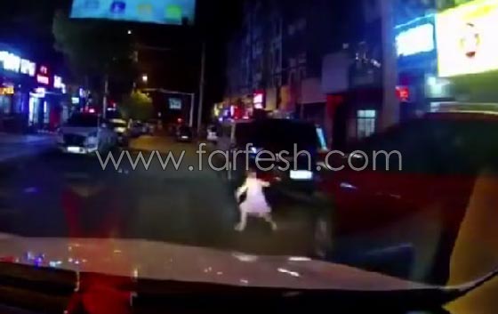 فيديو مروع لطفلة تتعرض للدهس ثم تنهض بعد الصدمة وتجري  صورة رقم 2