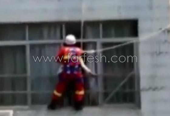 رجل العنكبوت ينقذ امرأة حاولت الانتحار بالقفز من نافذة فندق.. فيديو صورة رقم 1