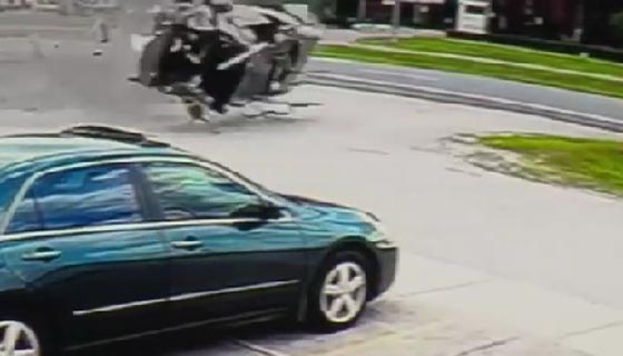 فيديو مروع يرصد انقلاب سيارة 4 مرات قبل اشتعال النار فيها صورة رقم 1