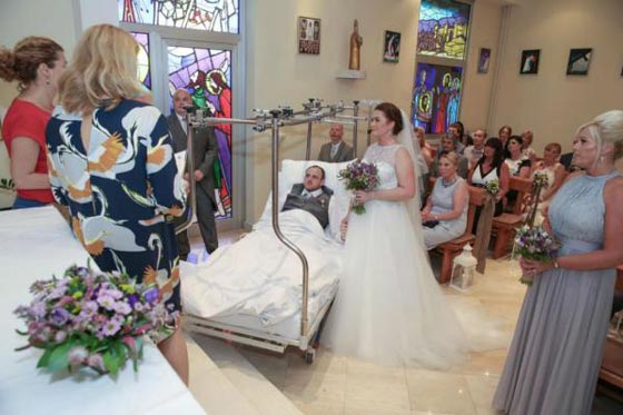 عاكستهما الظروف فتزوجا في المستشفى.. شاهد الصور صورة رقم 3