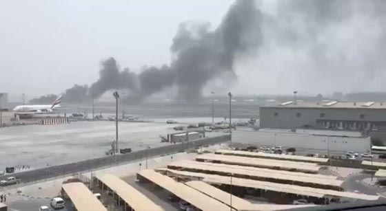 فيديو اشتعال النار في طائرة الامارات وهبوطها في دبي سالمة غانمة صورة رقم 3