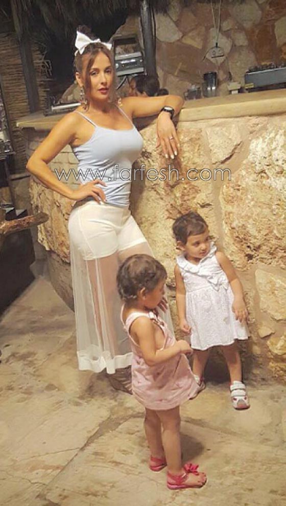 هكذا ردت كندة حنا على منتقدي اطلالتها بالشورت والجيب الشفاف صورة رقم 1