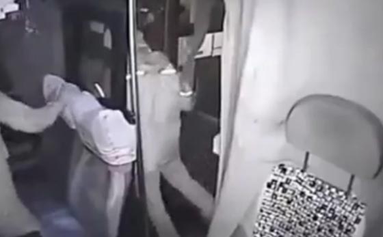 عمل بطولي في حافلة.. محوره سائق، لص وشاب شهم صورة رقم 2