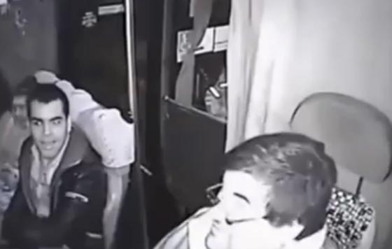 عمل بطولي في حافلة.. محوره سائق، لص وشاب شهم صورة رقم 1