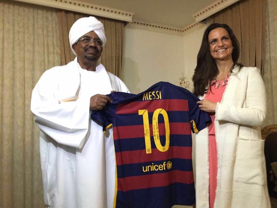 القصة الكاملة للسيدة الغامضة التي خدعت البشير بقميص ميسي صورة رقم 2