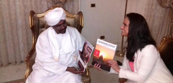 القصة الكاملة للسيدة الغامضة التي خدعت البشير بقميص ميسي صورة رقم 1