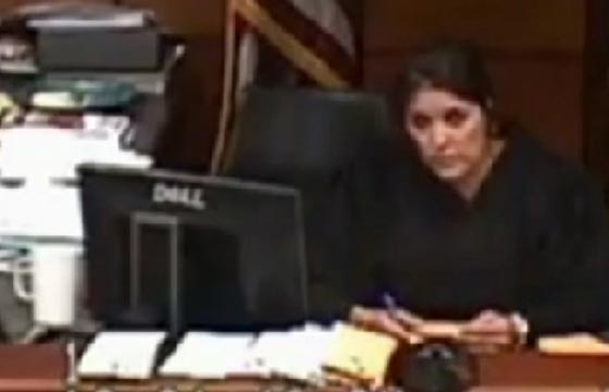 مثول سجينة امام قاضيها بسروال قصير يخرجه عن طوره.. شاهده صورة رقم 1