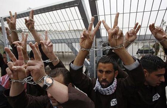 معتقلون يردون على التنكيل الاسرائيلي بهم بالاضراب عن الطعام صورة رقم 1 معتقلون يردون على التنكيل الاسرائيلي بهم بالاضراب عن الطعام صورة رقم 1