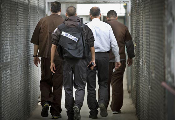 معتقلون يردون على التنكيل الاسرائيلي بهم بالاضراب عن الطعام صورة رقم 3 معتقلون يردون على التنكيل الاسرائيلي بهم بالاضراب عن الطعام صورة رقم 3