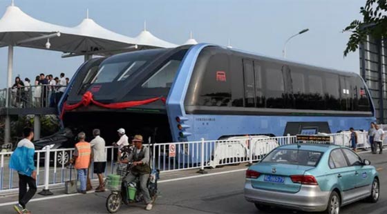 الصين تطلق اول حافلة تنطلق فوق السيارات!! صورة رقم 2