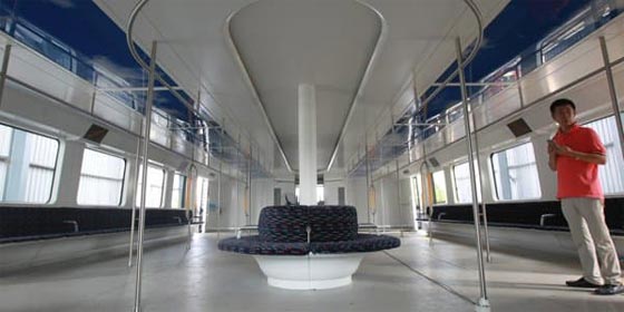 الصين تطلق اول حافلة تنطلق فوق السيارات!! صورة رقم 4