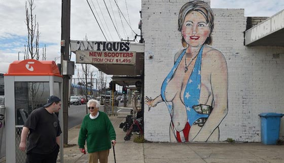 ايهما اجمل على هيلاري كلينتون.. اللباس الفاضح ام المحتشم؟ صورة رقم 3 ايهما اجمل على هيلاري كلينتون.. اللباس الفاضح ام المحتشم؟ صورة رقم 3