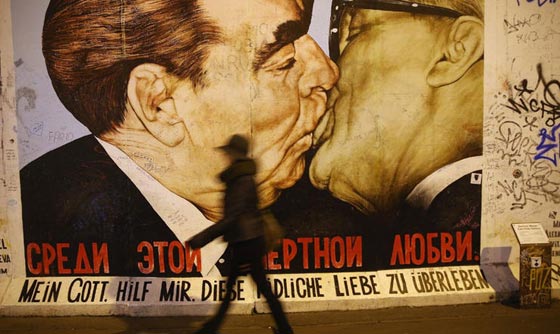 ايهما اجمل على هيلاري كلينتون.. اللباس الفاضح ام المحتشم؟ صورة رقم 6 ايهما اجمل على هيلاري كلينتون.. اللباس الفاضح ام المحتشم؟ صورة رقم 6