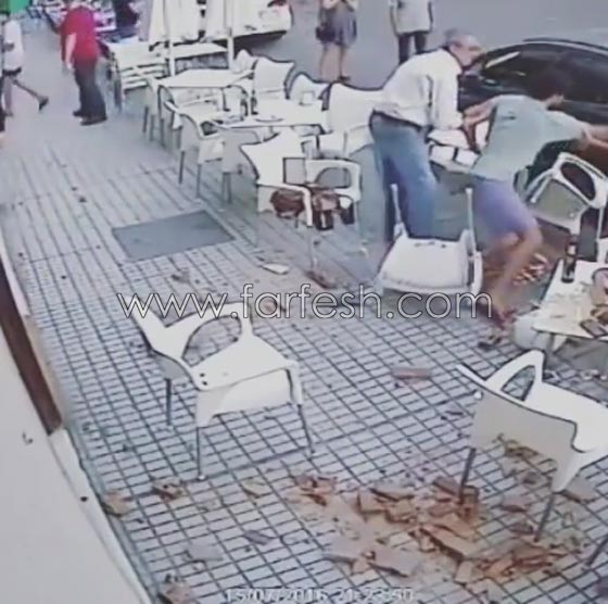 السماء تمطر بلوكات على اناس يتناولون المأكولات.. فيديو مروع صورة رقم 1