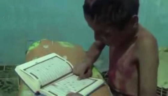 صورة طفل سوري يقرأ القرآن وهو يبكي وينزف ينتظر القصف! صورة رقم 1