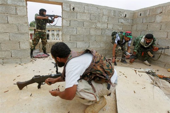 مقاتلة امريكية تصطاد دبابة لتنظيم داعش في ليبيا.. فيديو صورة رقم 4