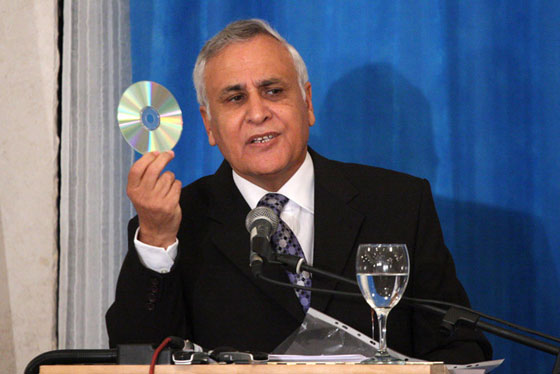 تشديد الرقابة على كاتساف خشية ان يقدم على الانتحار لعدم الافراج عنه صورة رقم 1