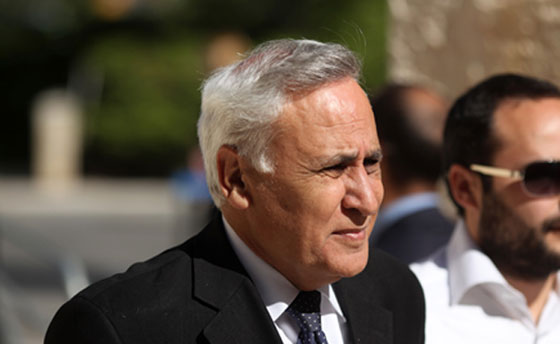 تشديد الرقابة على كاتساف خشية ان يقدم على الانتحار لعدم الافراج عنه صورة رقم 5