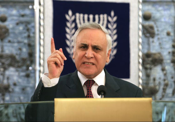 تشديد الرقابة على كاتساف خشية ان يقدم على الانتحار لعدم الافراج عنه صورة رقم 7