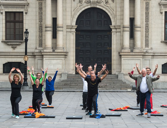 رئيس بيرو الجديد يدخل الحلبة السياسية بحذاء وبدلة رياضية صورة رقم 5