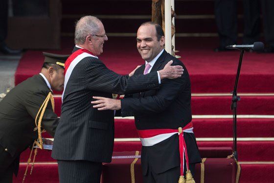 رئيس بيرو الجديد يدخل الحلبة السياسية بحذاء وبدلة رياضية صورة رقم 10