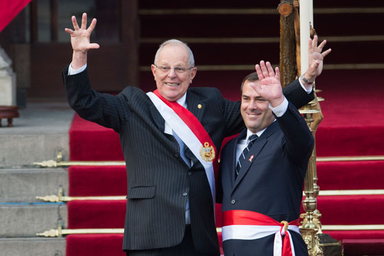 رئيس بيرو الجديد يدخل الحلبة السياسية بحذاء وبدلة رياضية صورة رقم 11