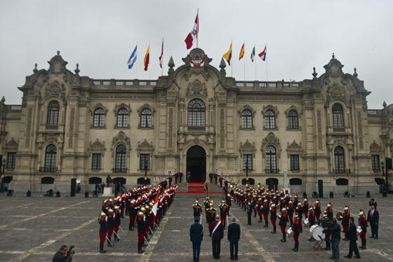 رئيس بيرو الجديد يدخل الحلبة السياسية بحذاء وبدلة رياضية صورة رقم 12