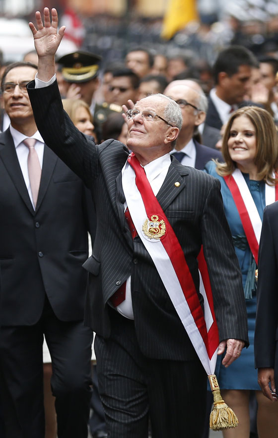 رئيس بيرو الجديد يدخل الحلبة السياسية بحذاء وبدلة رياضية صورة رقم 13