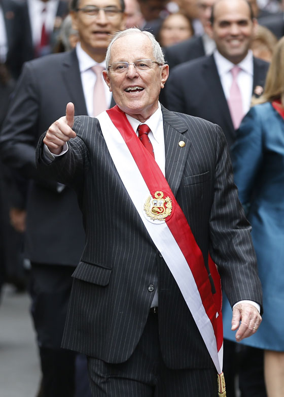 رئيس بيرو الجديد يدخل الحلبة السياسية بحذاء وبدلة رياضية صورة رقم 14